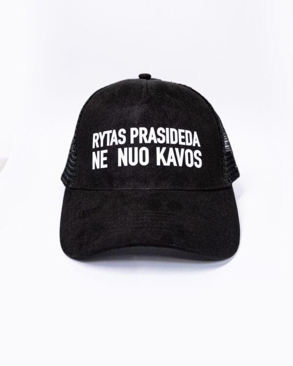 Kepurė „Rytas prasideda ne nuo kavos”